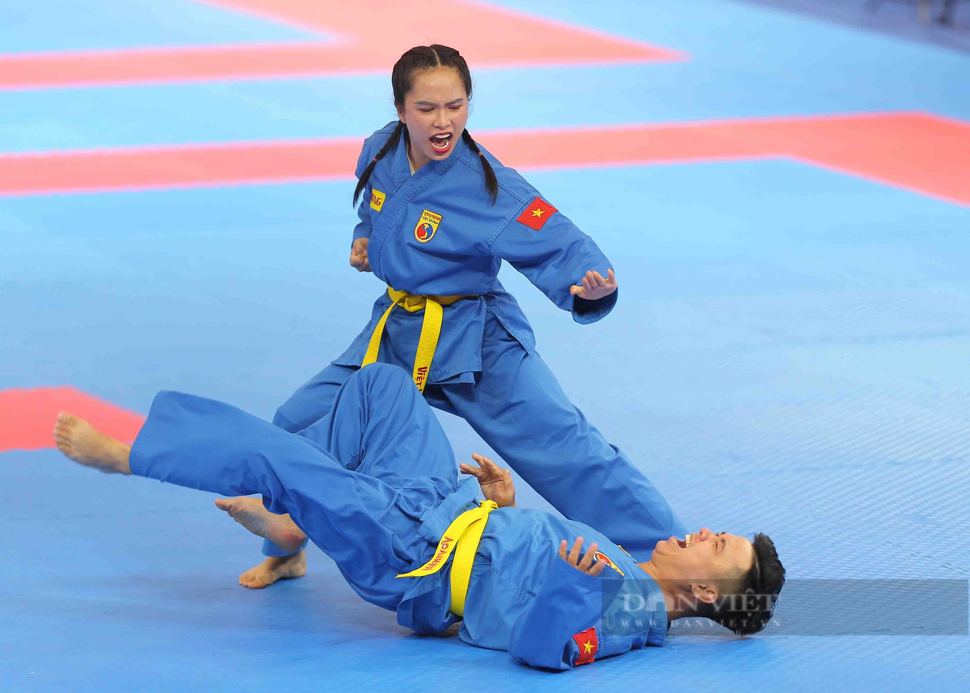 Tung tuyệt chiêu kẹp cổ, Hoài Nương - Hoàng Dũ giành HCV nội dung quyền đầu tiên cho Vovinam Việt Nam tại SEA Games 32 - Ảnh 2.