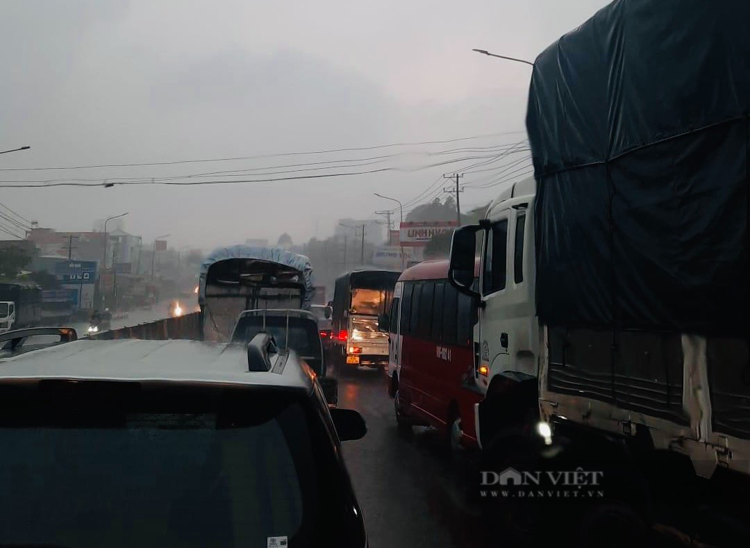 Đồng Nai: Mưa lớn kèm gió mạnh khiến nhiều nơi bị ngập, một số nhà tốc mái và Biên Hòa có mưa đá - Ảnh 6.