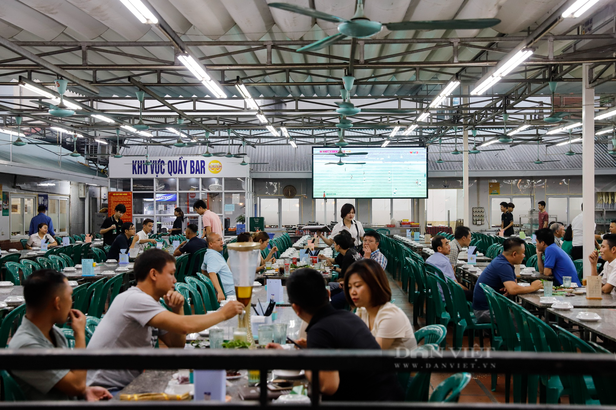 Hàng quán tại Hà Nội tung bia ngon, mồi bén, màn hình cỡ lớn... để nhậu cùng SEA Games 32 - Ảnh 4.