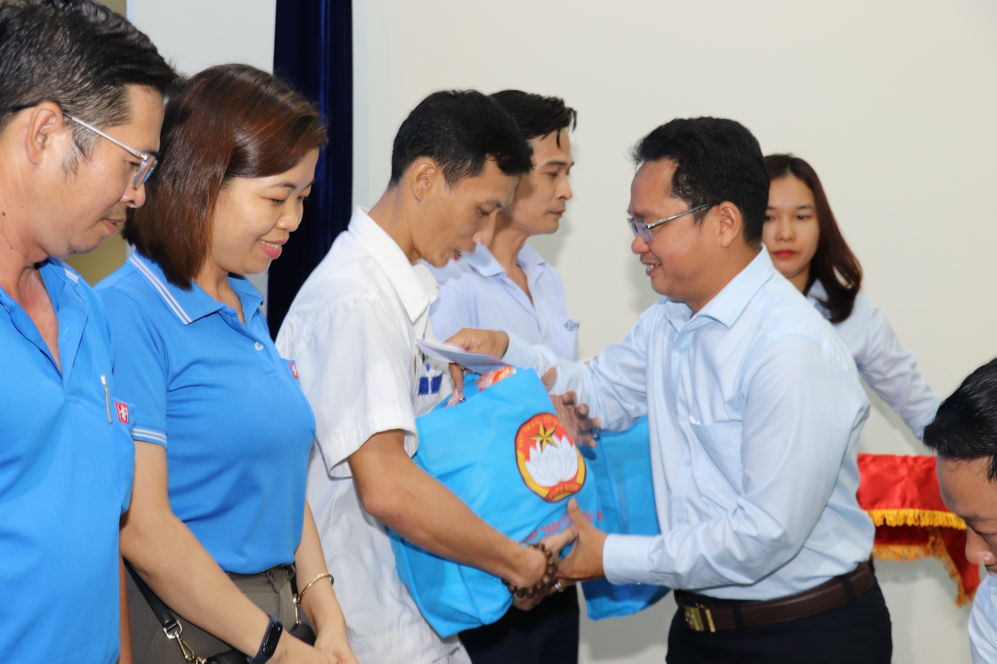 TP.HCM: Trao 100 phần quà cho công nhân, từ kinh phí hỗ trợ của gia đình ông Johnathan Hạnh Nguyễn - Ảnh 3.