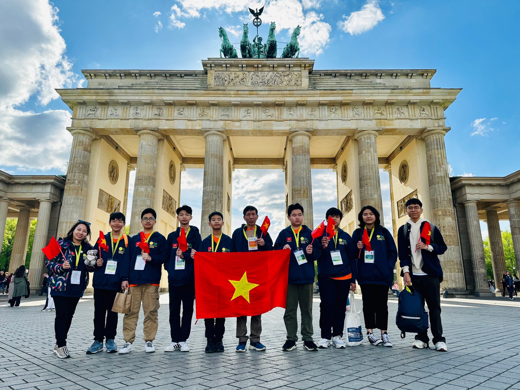 Một lớp ở Hà Nội vừa có 3 học sinh đạt HCV Olympic Toán quốc tế, bí quyết từ cô giáo - Ảnh 2.