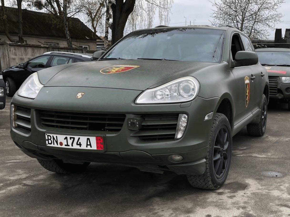 Độc đáo: Biến siêu xe Porsche thành xe quân sự công nghệ cao cho tư lệnh quân đội Ukraine để đánh lừa quân Nga - Ảnh 1.