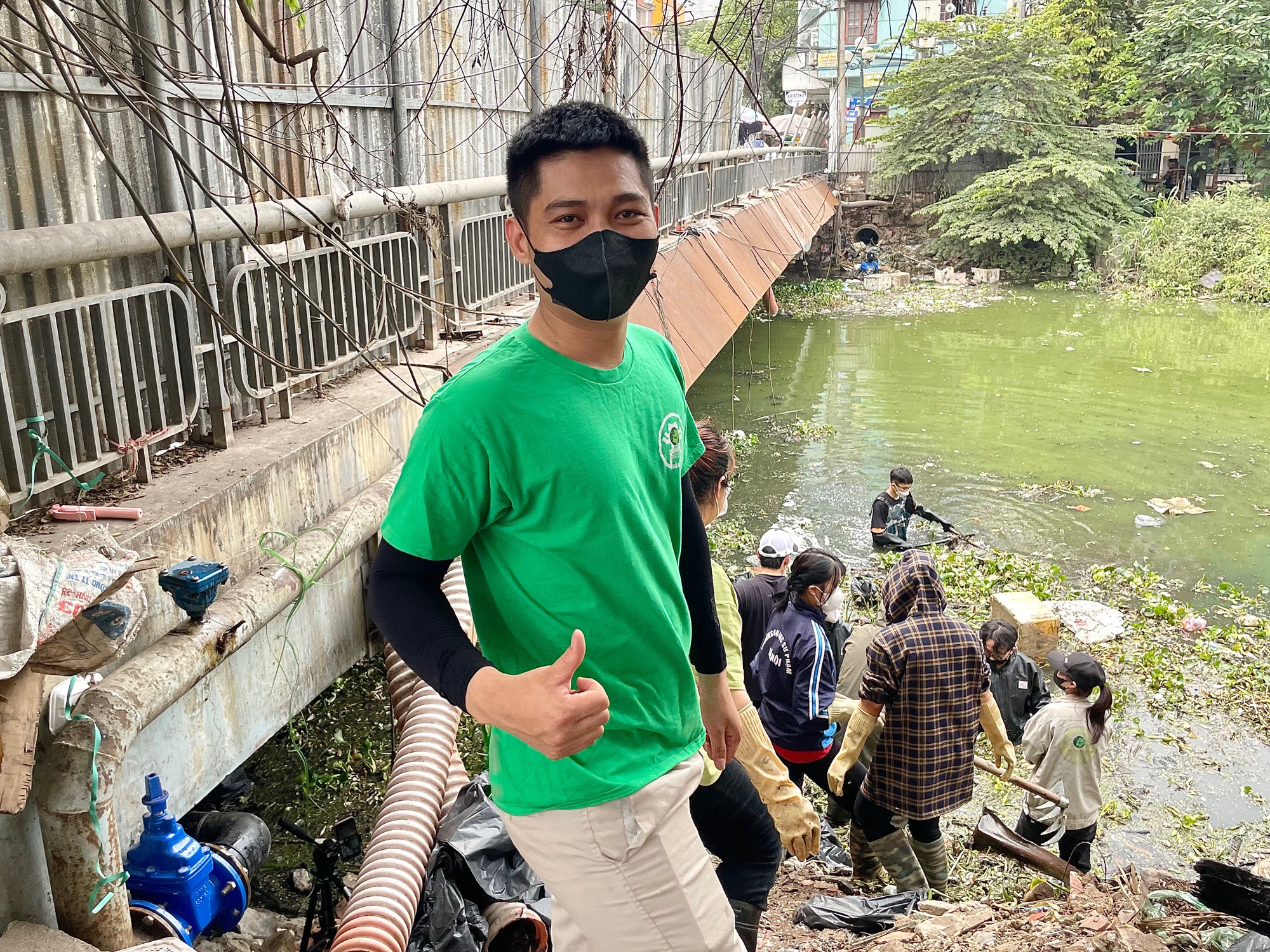 Nhóm tình nguyện viên lội bùn, phủ xanh kênh rạch Thủ đô - Ảnh 4.