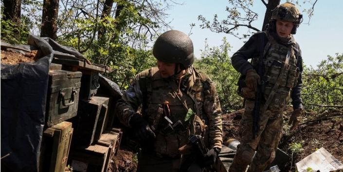 Chiến trường Bakhmut mới nhất: Cựu chỉ huy Azov báo cáo lực lượng Ukraine vẫn đang cố thủ ở Bakhmut - Ảnh 1.