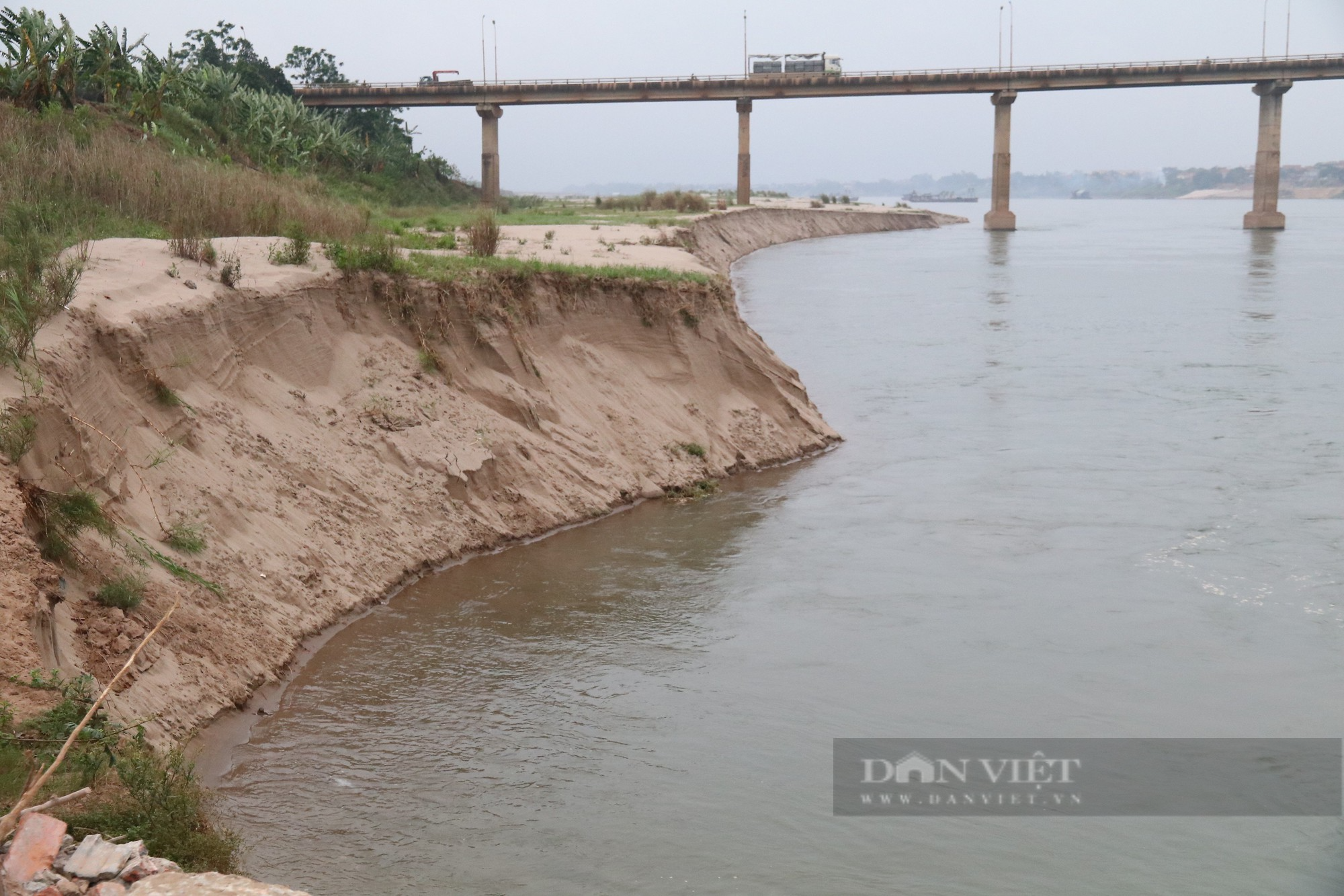 Sạt lở bờ vở sông Đà đe dọa đê bối, cuộc sống 150 hộ dân - Ảnh 4.