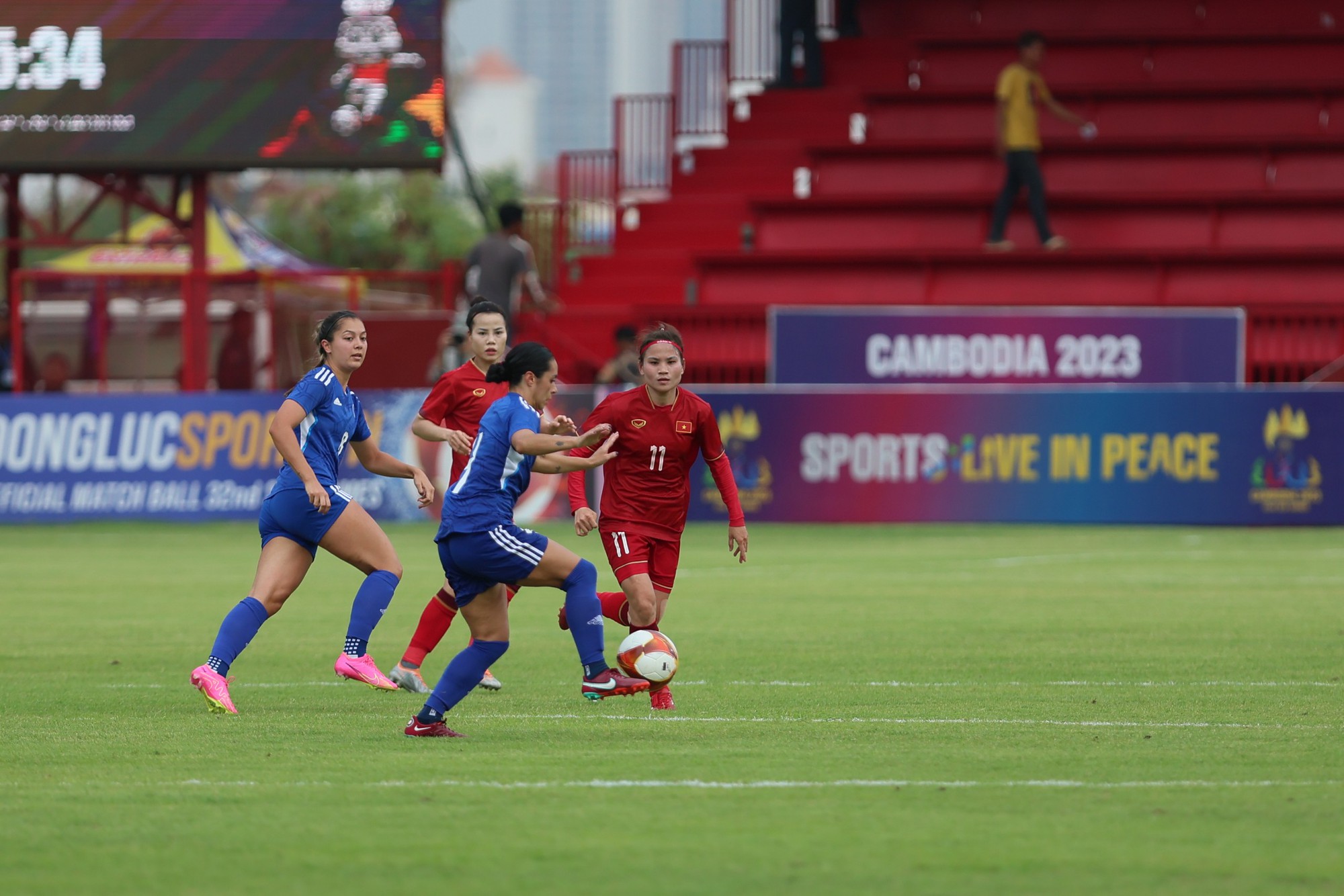 Thua ĐT nữ Philippines, ĐT nữ vẫn vào bán kết bóng đá nữ SEA Games 32 - Ảnh 1.