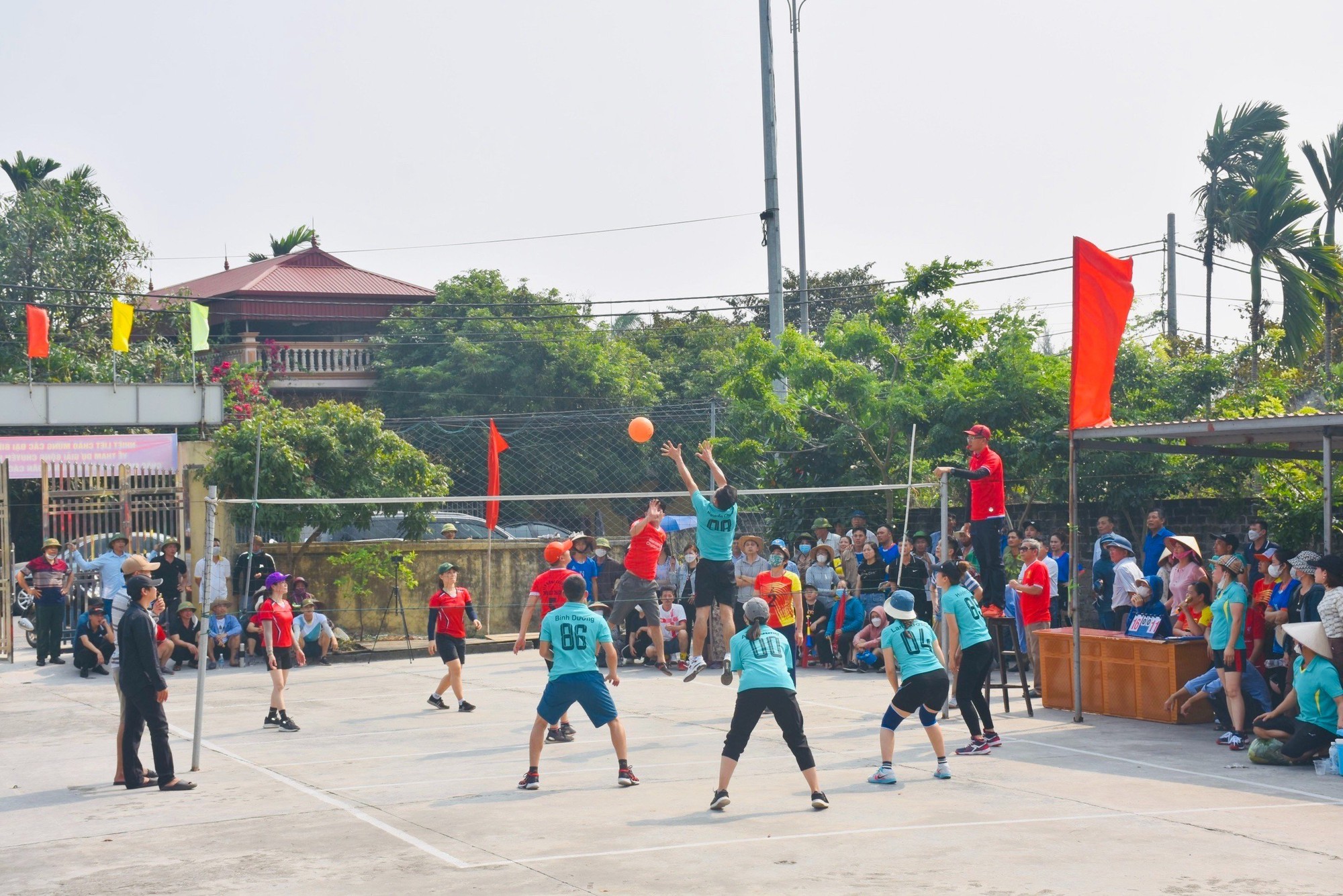 Hải Dương: Hội Nông dân các xã, phường khu Tam Lưu tổ chức giải bóng chuyền hơi chào mừng Đại hội - Ảnh 1.