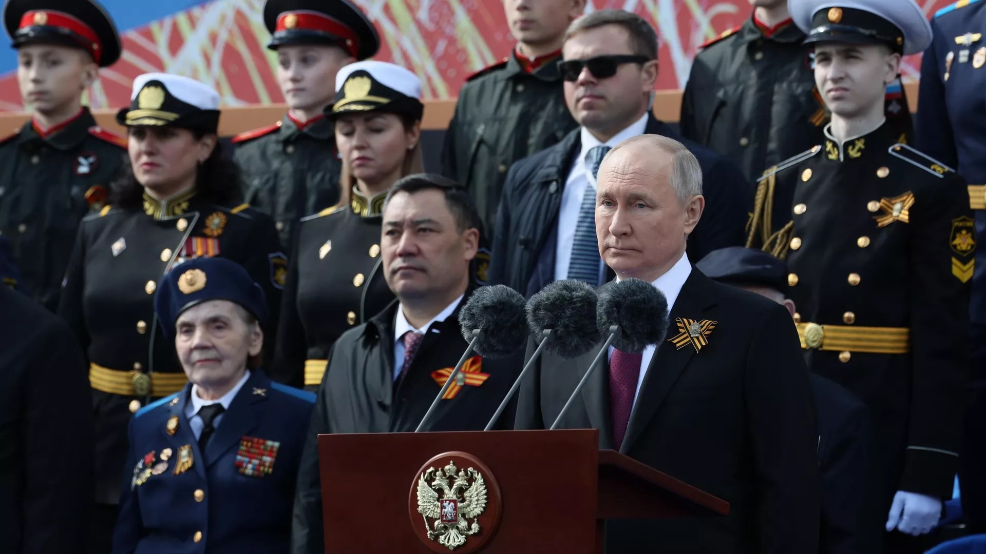Tổng thống Putin chủ trì lễ duyệt binh Ngày Chiến thắng, tuyên bố 'nóng' về cuộc chiến ở Ukraine - Ảnh 1.
