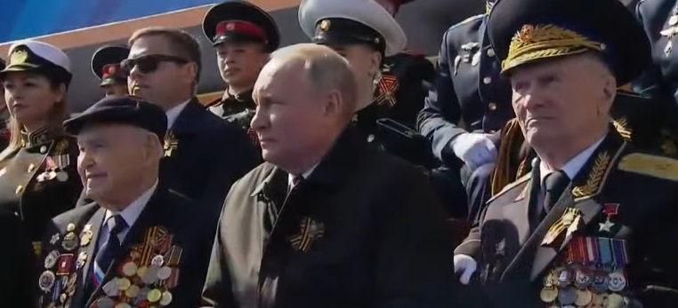 Tổng thống Putin chủ trì lễ duyệt binh Ngày Chiến thắng, tuyên bố 'nóng' về cuộc chiến ở Ukraine - Ảnh 2.