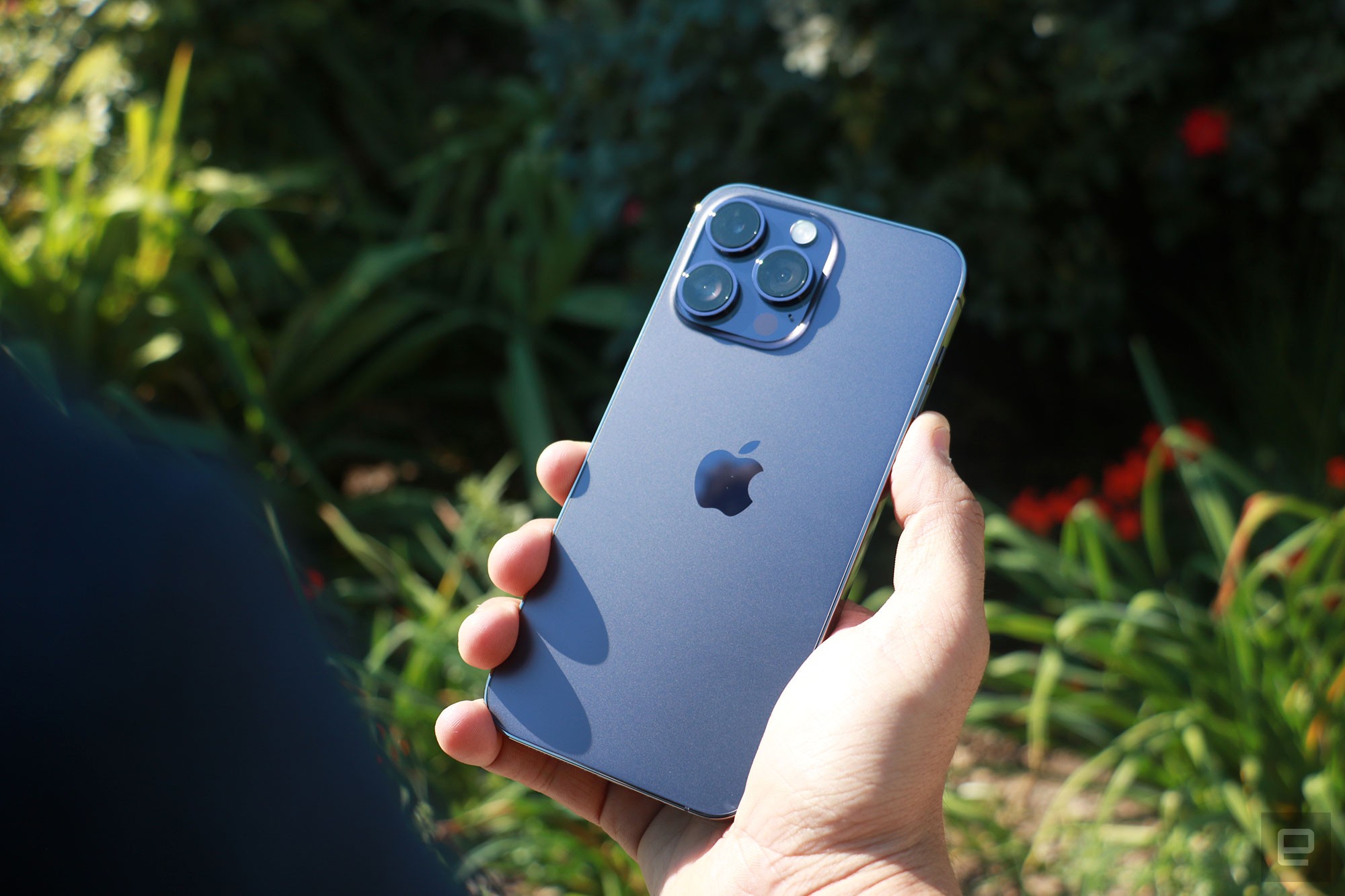Giá iPhone 14 Pro Max chạm đáy, giảm hơn 8 triệu đồng đấu tháng 5 - Ảnh 1.