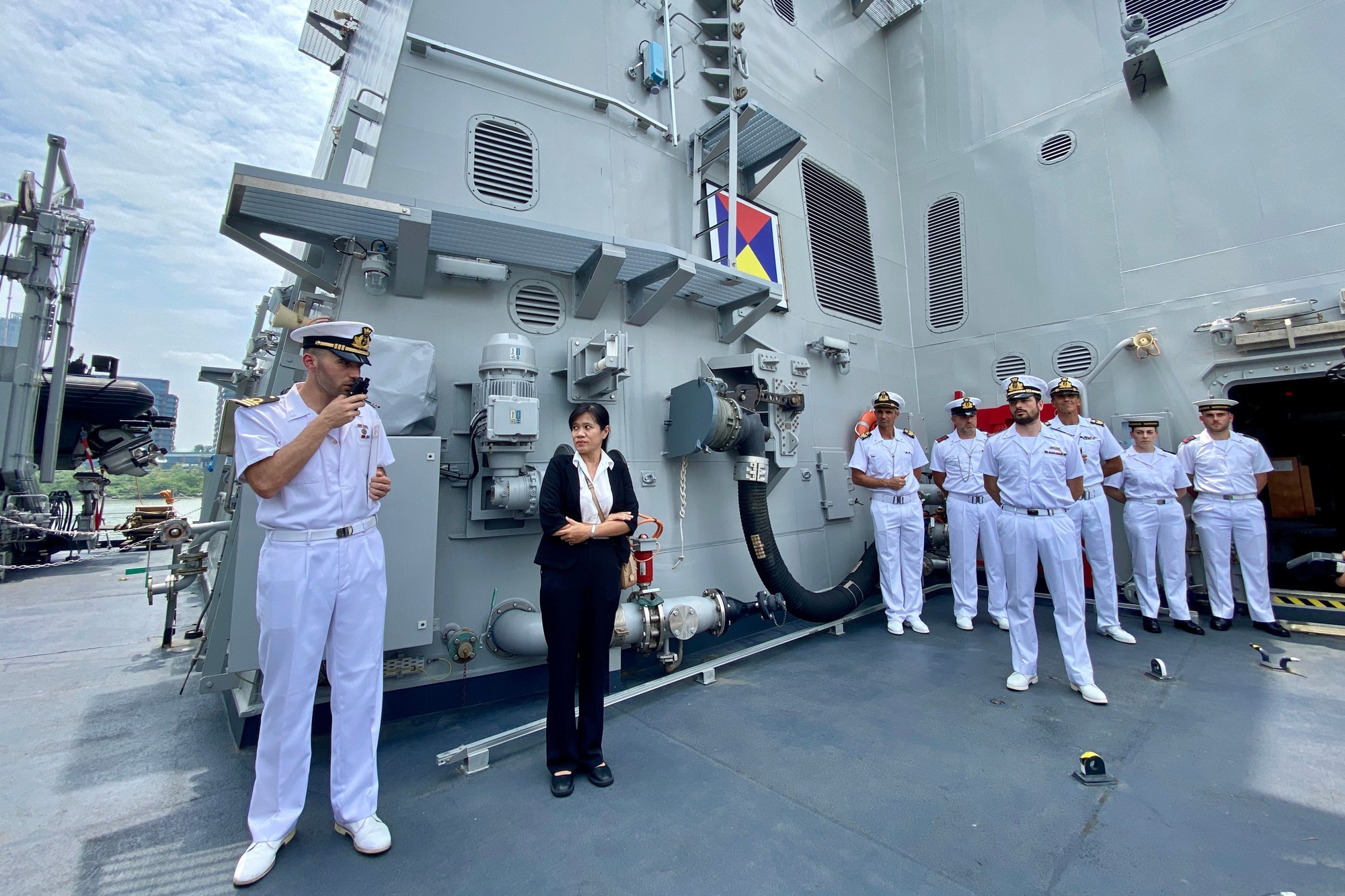 Tàu hải quân hiện đại của Italia thăm TP.HCM - Ảnh 4.