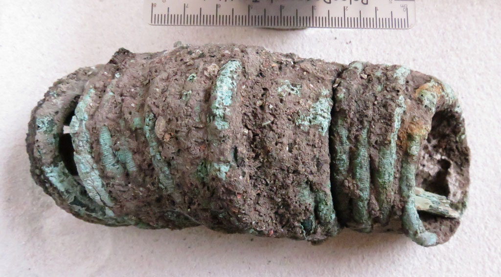 Một cái gò ở đồng đất Long An phát hiện mộ táng người cổ hàng ngàn năm với bộ vòng nguyên khối - Ảnh 2.