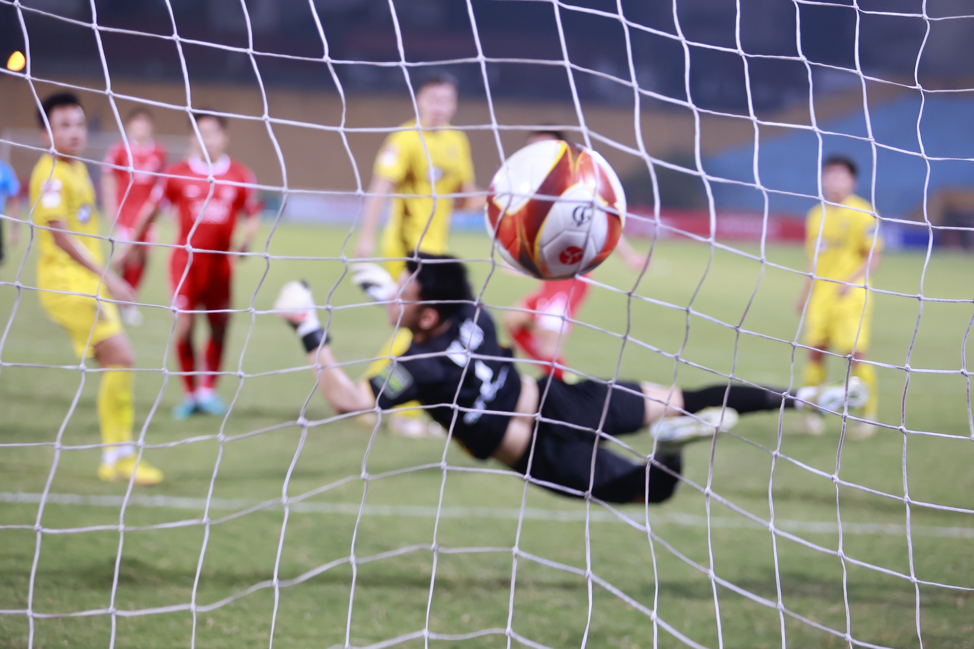 CĐV SLNA đốt pháo sáng trên sân Hàng Đẫy khi thua Viettel FC - Ảnh 7.