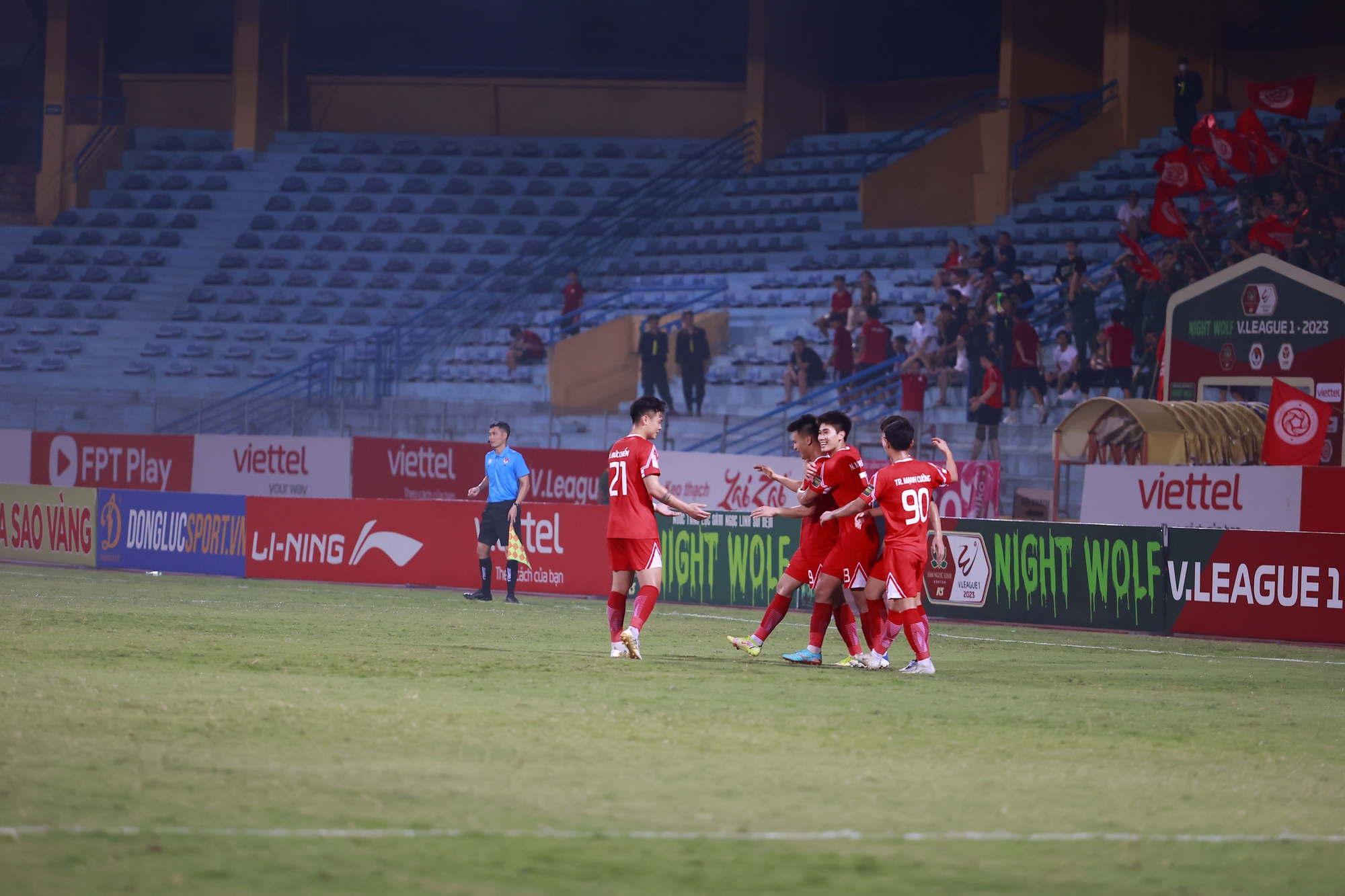 CĐV SLNA đốt pháo sáng trên sân Hàng Đẫy khi thua Viettel FC - Ảnh 6.