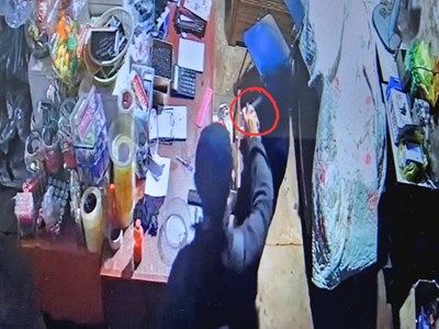 VIDEO: Thiếu niên dùng bình hơi cay xịt vào mặt nữ chủ quán để cướp tiền - Ảnh 2.