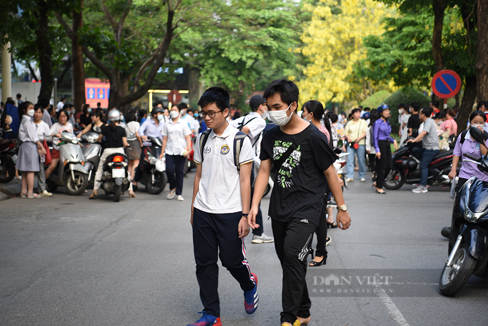 Thi vào lớp 10 Chuyên Sư phạm: Cả nhà không dám đưa đi vì không hợp tuổi, choáng với cả &quot;rừng&quot; thí sinh - Ảnh 2.