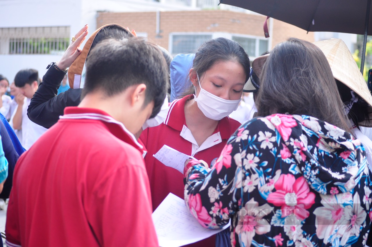Phụ huynh Quảng Ninh hồi hộp chờ con thi vào lớp 10 trong ngày đầu tiên - Ảnh 7.