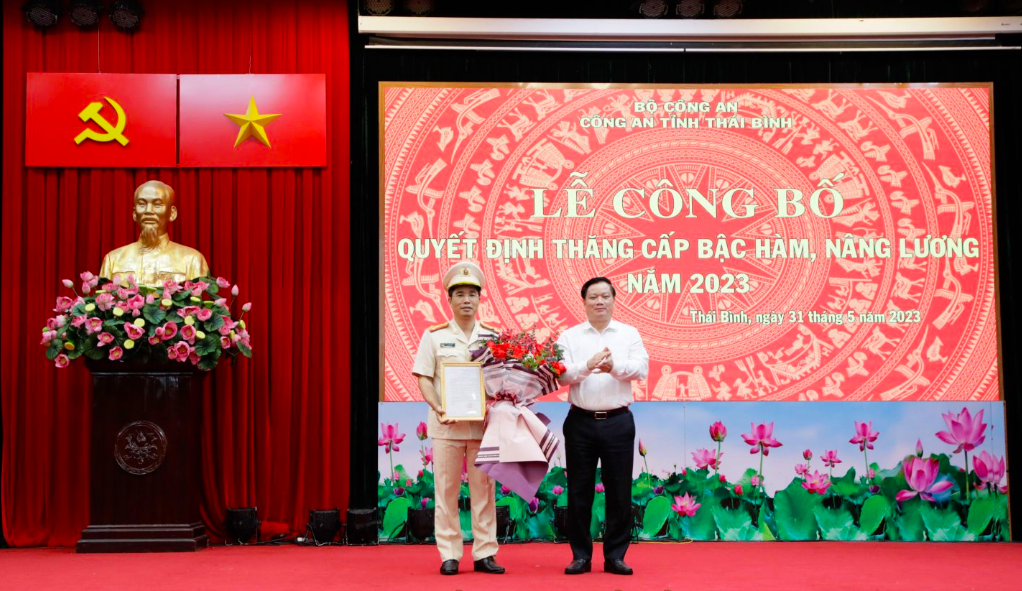 Chủ tịch tỉnh Thái Bình trao quyết định thăng hàm đại tá cho Giám đốc Công an - Ảnh 1.