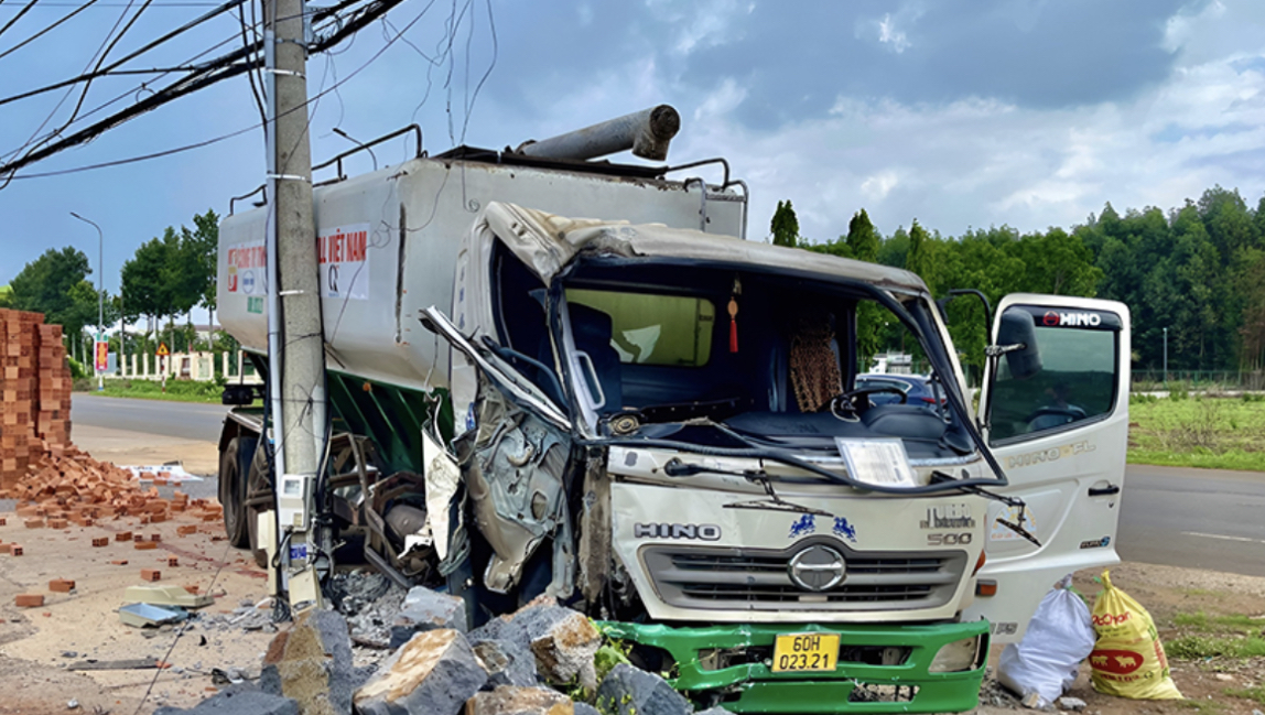 Xe tải tông hư xe du lịch, gãy trụ điện 3 pha khiến 1.300 hộ dân ở Đồng Nai bị cắt điện - Ảnh 1.
