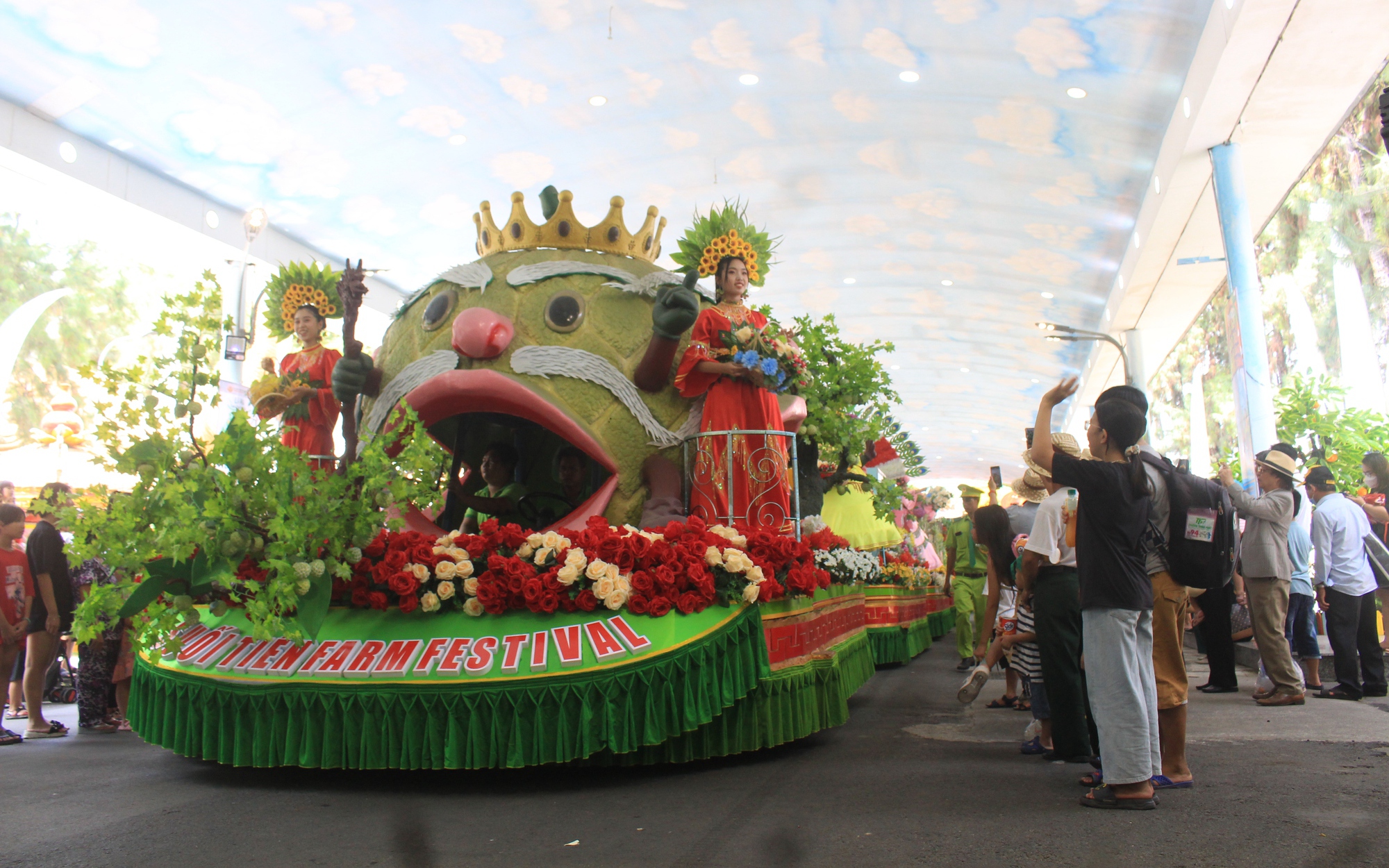 Hàng nghìn người đổ về Lễ hội Trái cây Nam Bộ ở Suối Tiên trong ngày Quốc tế thiếu nhi