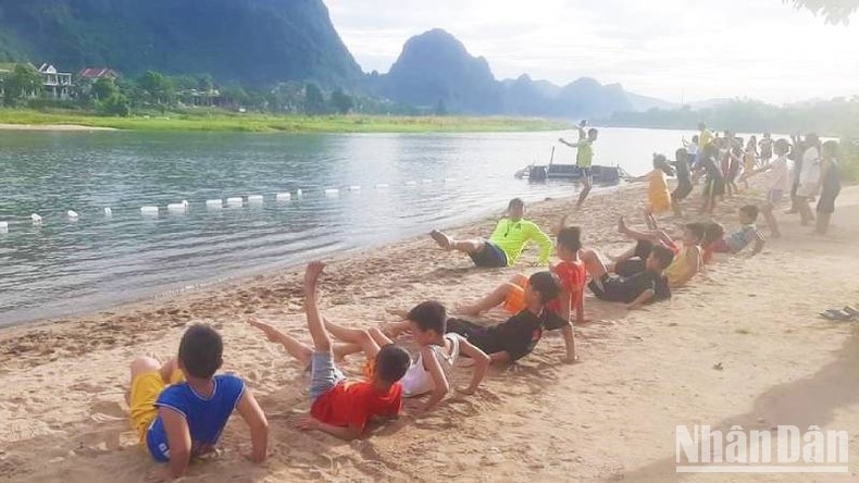 Quảng Bình: Mở lớp dạy bơi miễn phí cho trẻ em ở Phong Nha - Ảnh 1.
