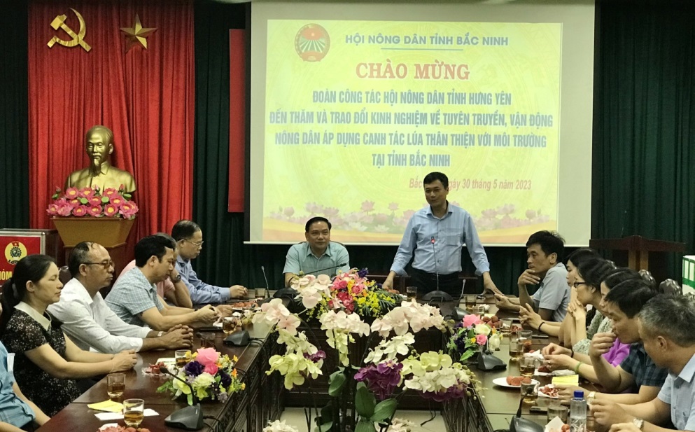 Hội Nông dân Hưng Yên, Bắc Ninh trao đổi kinh nghiệm vận động nông dân áp dụng canh tác lúa thân thiện môi trường - Ảnh 4.