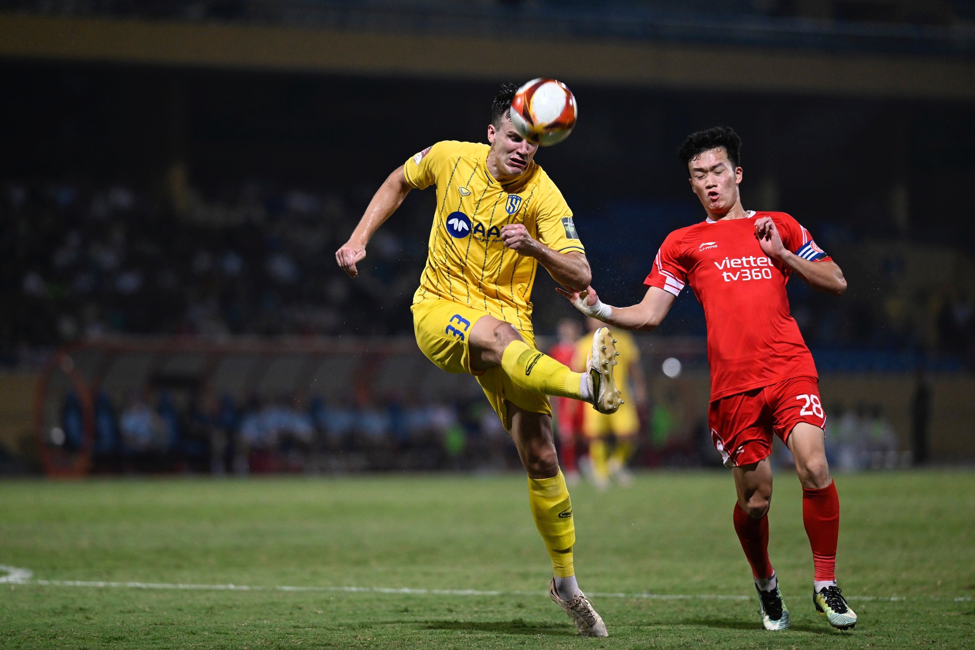 CĐV SLNA đốt pháo sáng trên sân Hàng Đẫy khi thua Viettel FC - Ảnh 3.