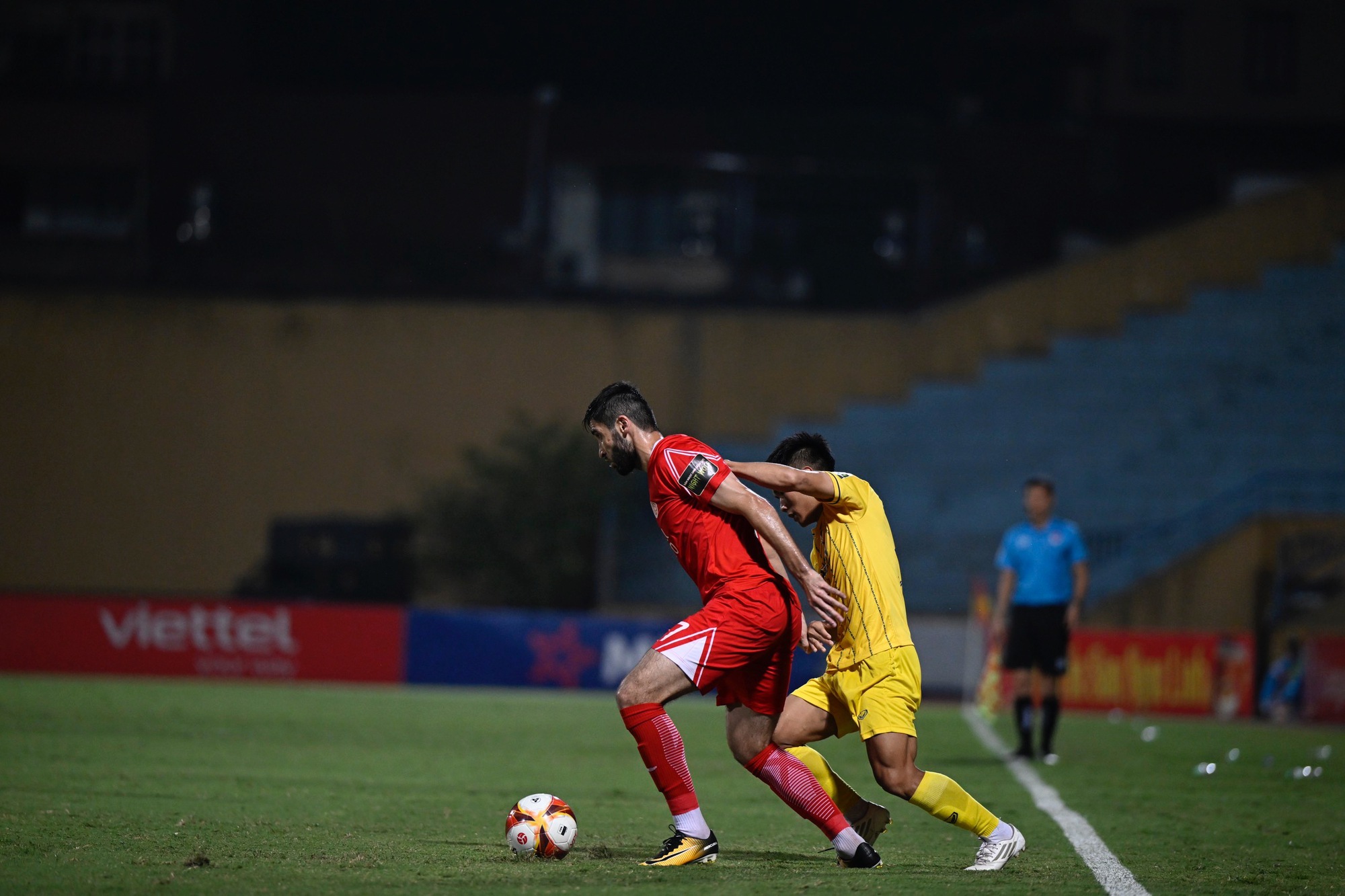 CĐV SLNA đốt pháo sáng trên sân Hàng Đẫy khi thua Viettel FC - Ảnh 10.