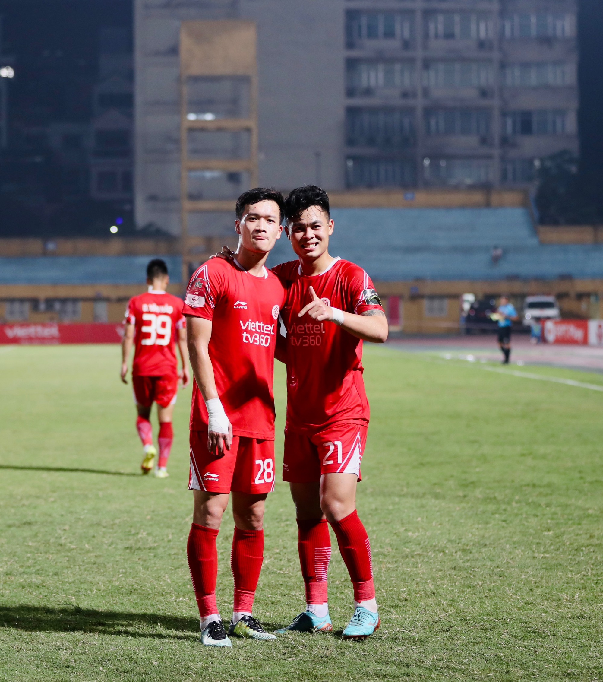 CĐV SLNA đốt pháo sáng trên sân Hàng Đẫy khi thua Viettel FC - Ảnh 5.