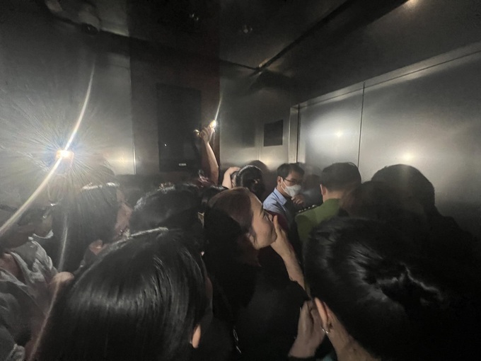 4 lần dừng thang máy vì mất điện ở Hà Nội: Cô gái kể phút mắc kẹt nghẹt thở - Ảnh 2.