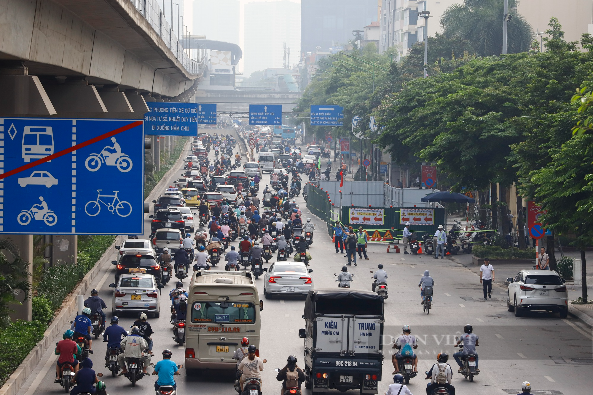 Giao thông đường Nguyễn Trãi ngày đầu đặt &quot;lô cốt&quot; rộng 383m2 - Ảnh 1.
