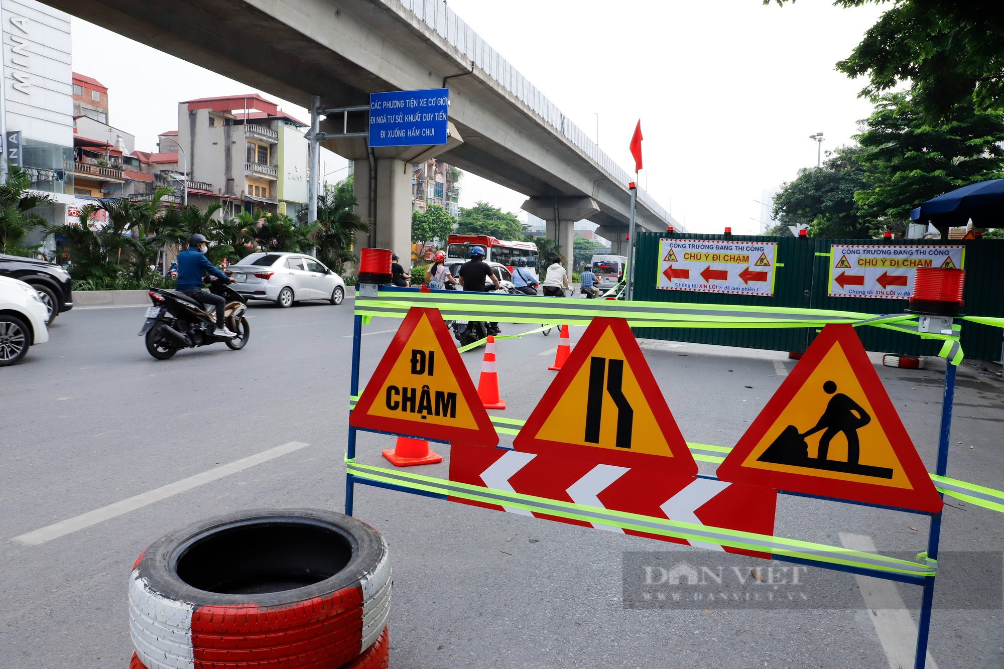 Giao thông đường Nguyễn Trãi ngày đầu đặt &quot;lô cốt&quot; rộng 383m2 - Ảnh 2.
