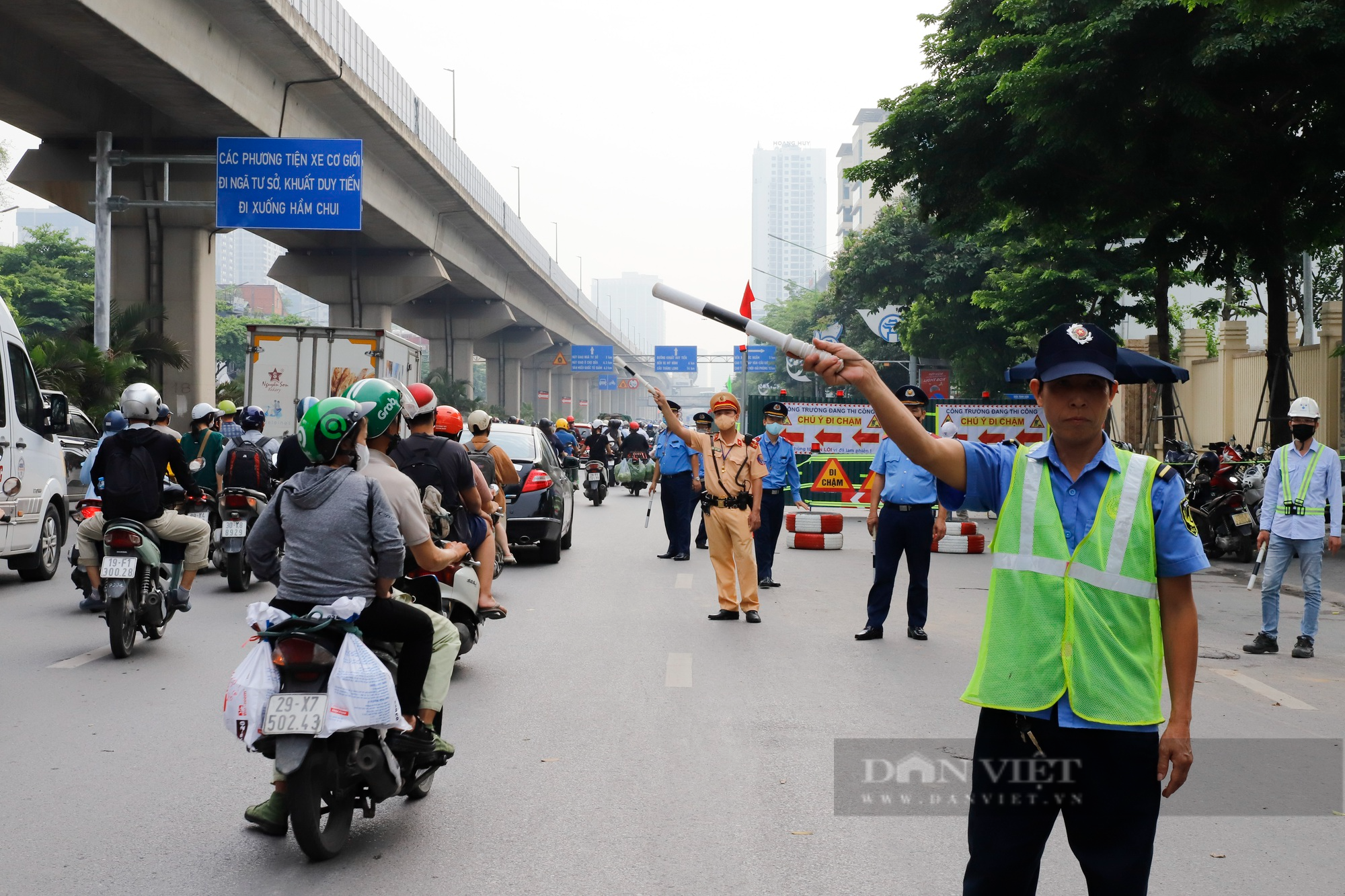 Giao thông đường Nguyễn Trãi ngày đầu đặt &quot;lô cốt&quot; rộng 383m2 - Ảnh 3.