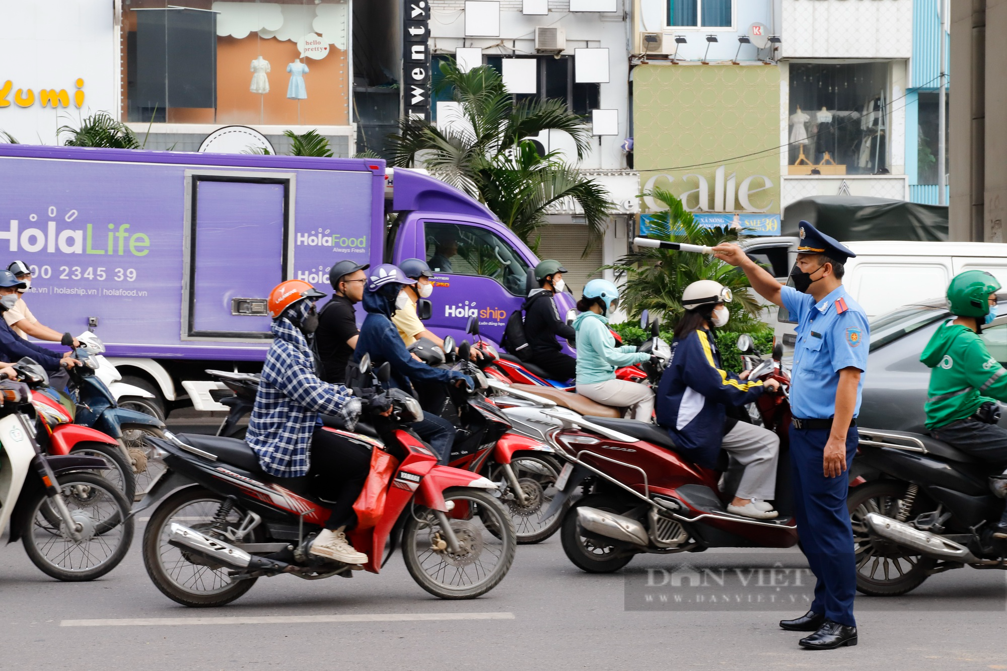 Giao thông đường Nguyễn Trãi ngày đầu đặt &quot;lô cốt&quot; rộng 383m2 - Ảnh 6.