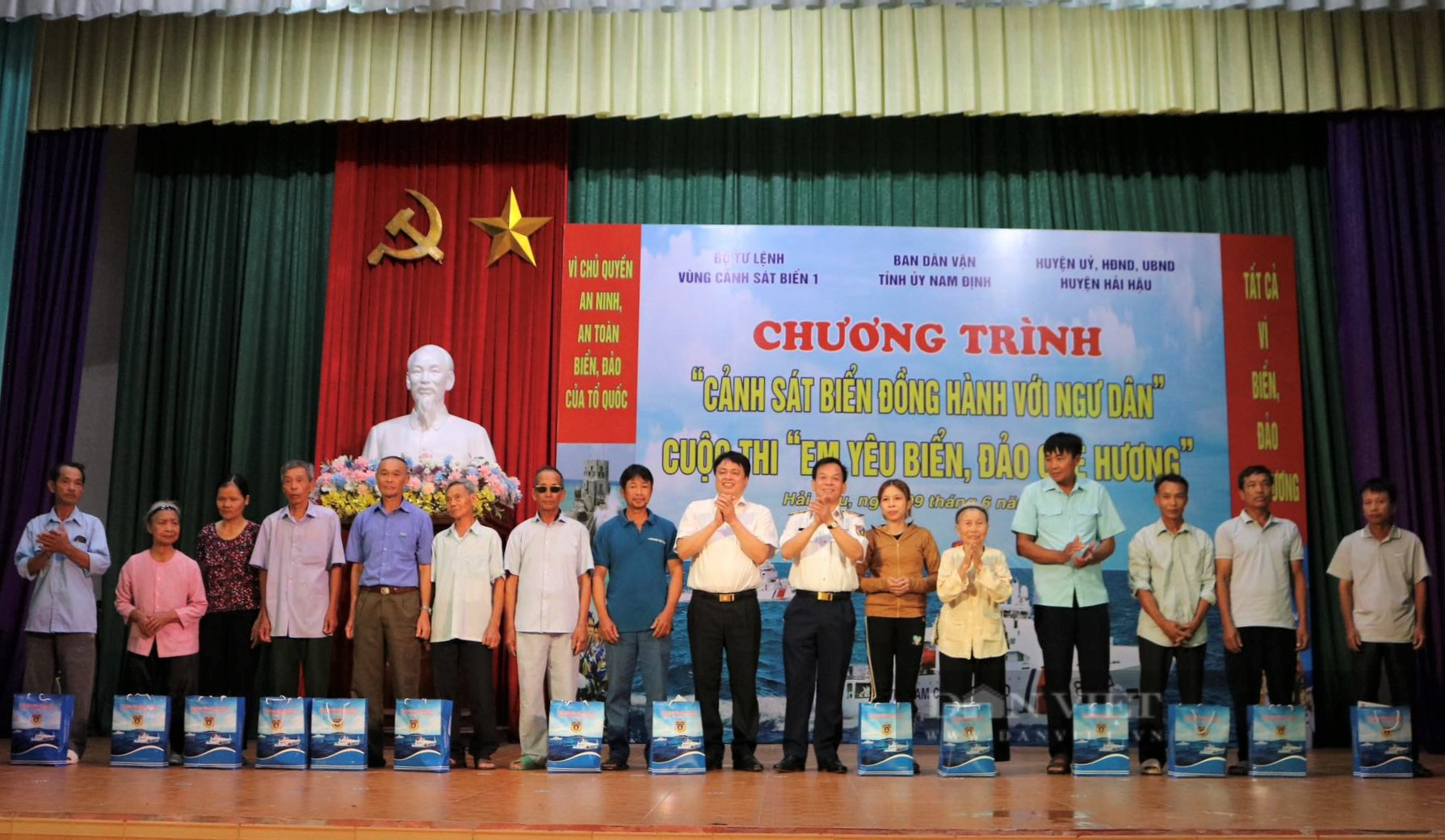 Nam Định: Trao tặng 1.000 lá cờ Tổ quốc cho ngư dân huyện Hải Hậu - Ảnh 1.