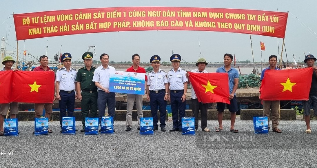 Nam Định: Trao tặng 1.000 lá cờ Tổ quốc cho ngư dân huyện Hải Hậu - Ảnh 2.