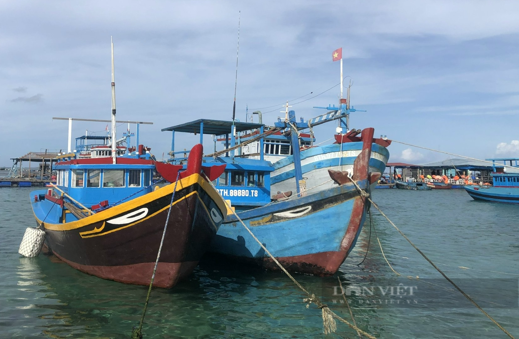 Đã cứu được 5 ngư dân trên tàu cá bị phá nước trôi trên vùng biển Phú Quý - Ảnh 2.