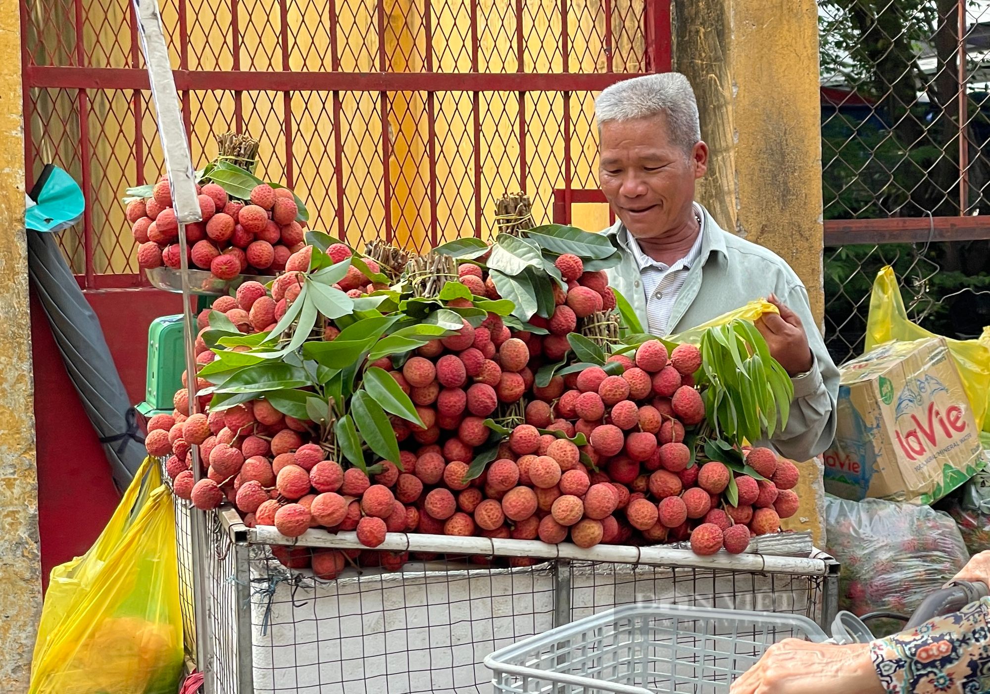 Vải thiều nhuộm đỏ chợ Sài Gòn, giá chỉ 30.000 đồng/kg - Ảnh 3.