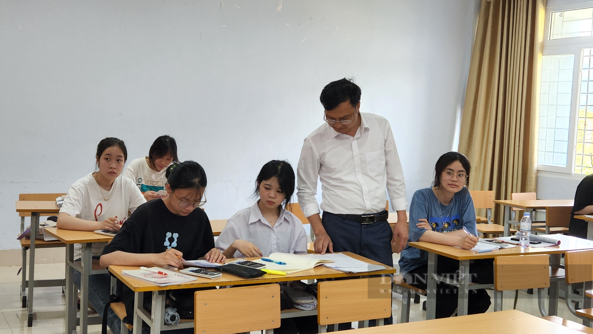 Học sinh Lai Châu “chạy nước rút” ôn thi tốt nghiệp THPT - Ảnh 1.