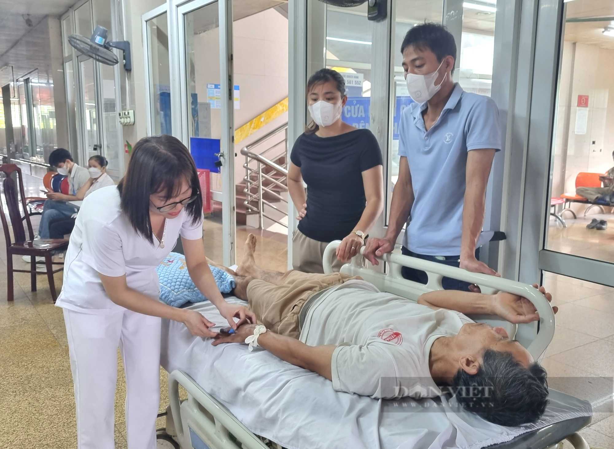 Bệnh viện Đa khoa tỉnh Ninh Bình ghi nhận lượng người nhập viện tăng cao - Ảnh 3.