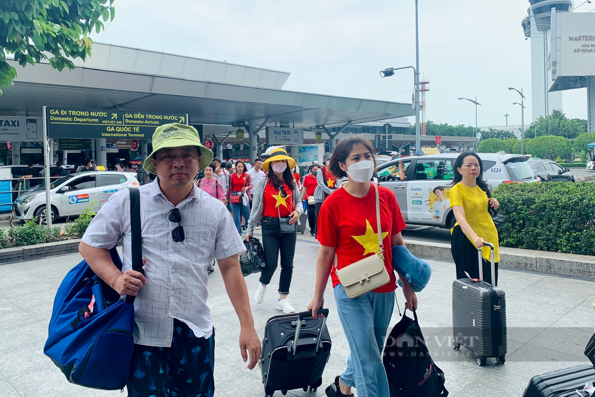Người dân đi du lịch hè, sân bay Tân Sơn Nhất đón lượng khách &quot;khủng&quot; - Ảnh 1.