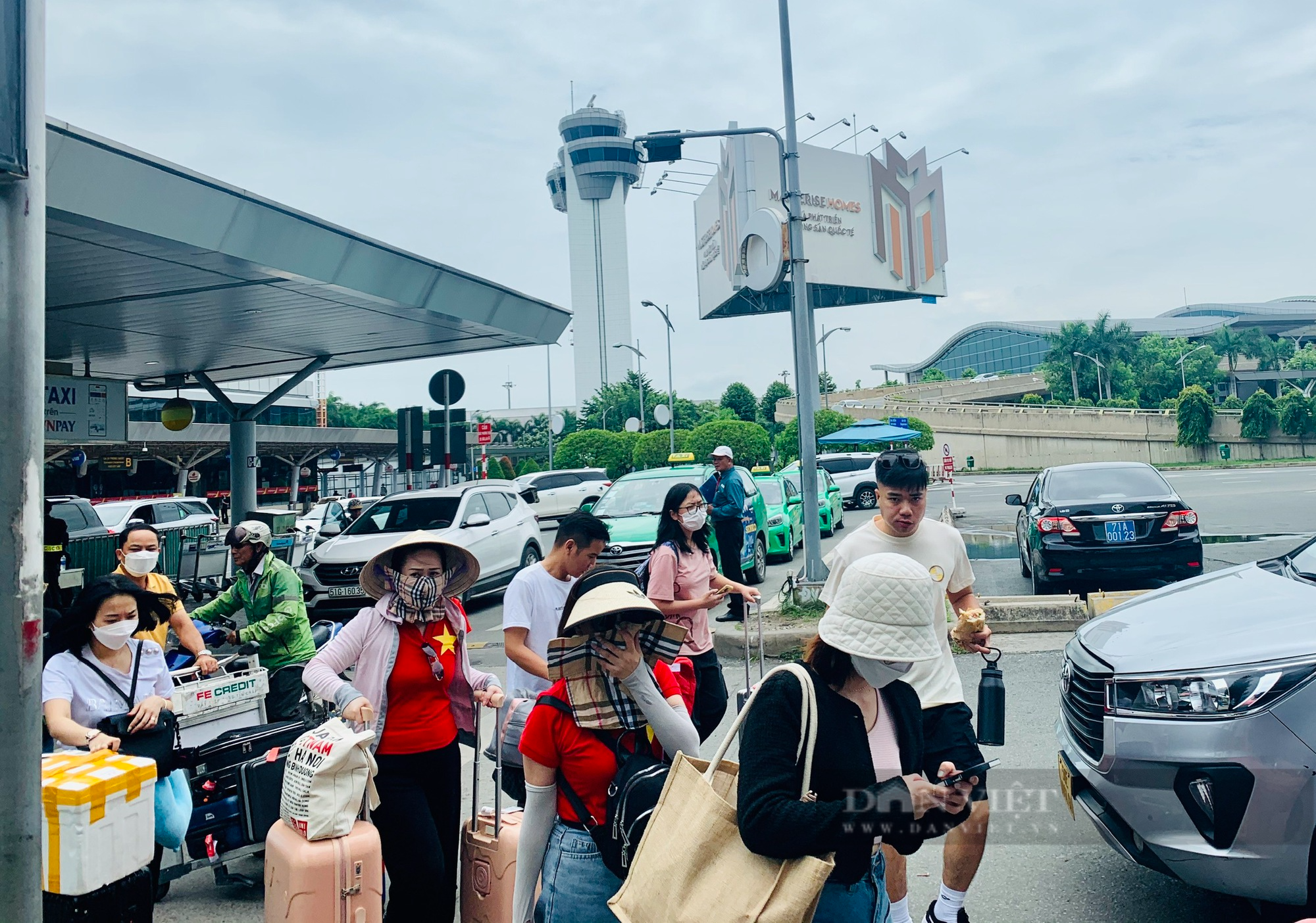 Người dân đi du lịch hè, sân bay Tân Sơn Nhất đón lượng khách &quot;khủng&quot; - Ảnh 3.
