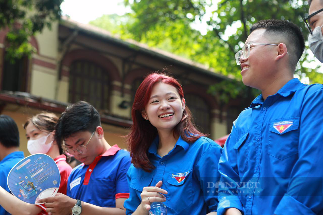 Những &quot;bóng hồng&quot; tình nguyện đội nắng tiếp sức cho các sĩ tử thi vào lớp 10 Hà Nội - Ảnh 12.