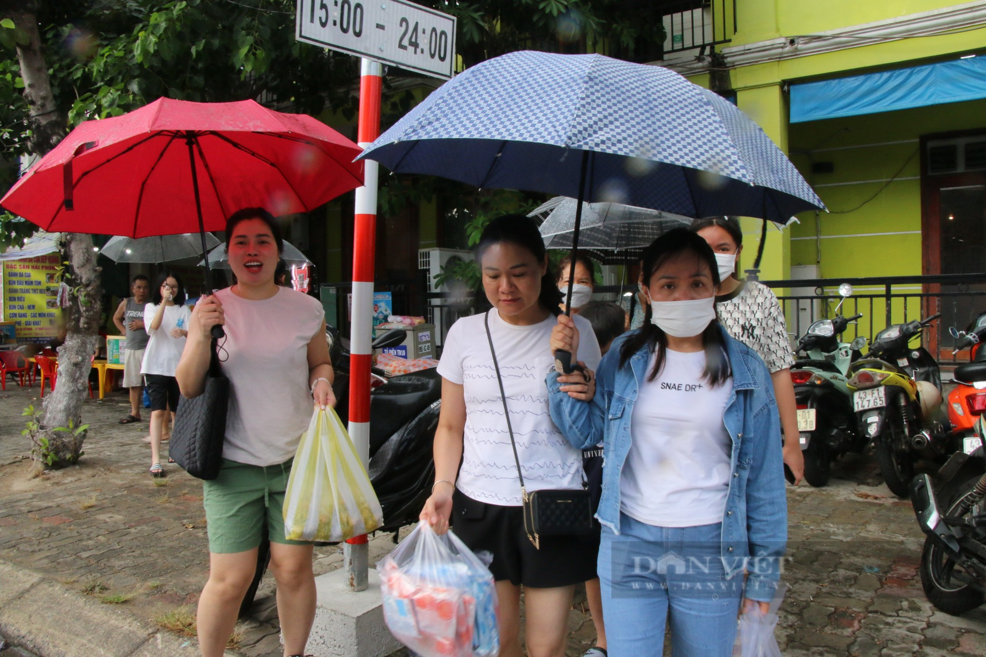 Người dân Đà Nẵng &quot;đội mưa&quot; chờ xem pháo hoa DIFF 2023 - Ảnh 4.