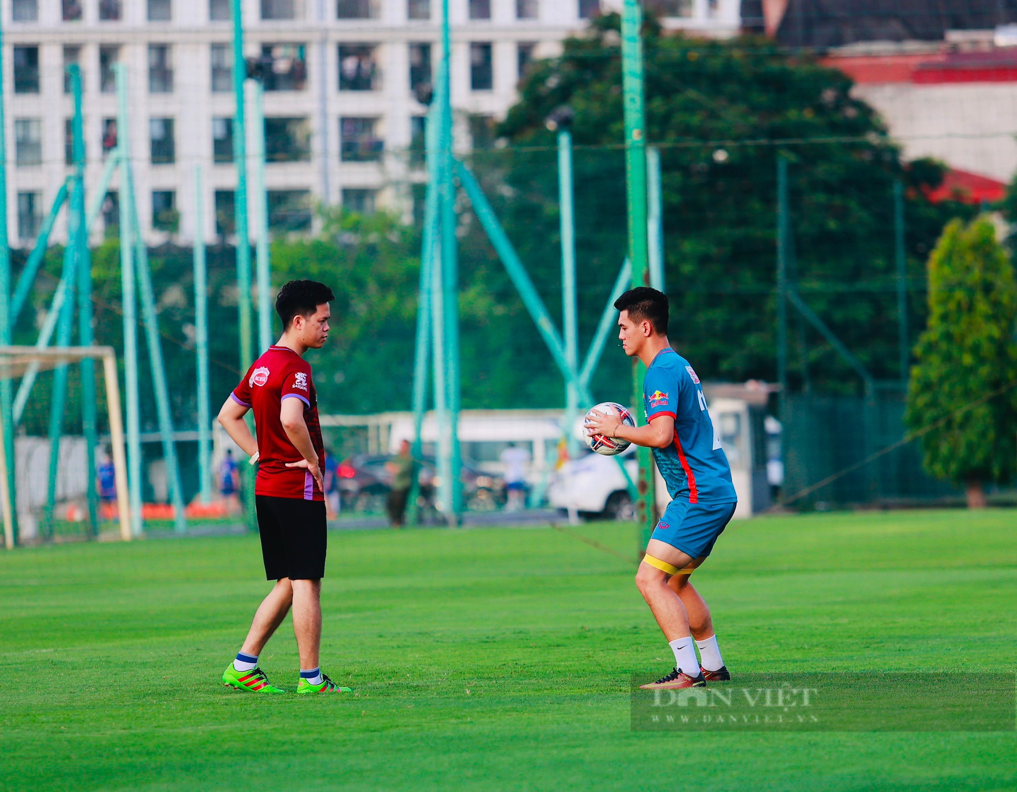 Thanh Bình thi đấu cùng Bùi Hoàng Việt Anh trong buổi tập của ĐT Việt Nam - Ảnh 3.