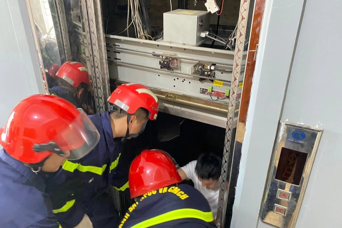 4 lần dừng thang máy vì mất điện ở Hà Nội: Cô gái kể phút mắc kẹt nghẹt thở - Ảnh 5.