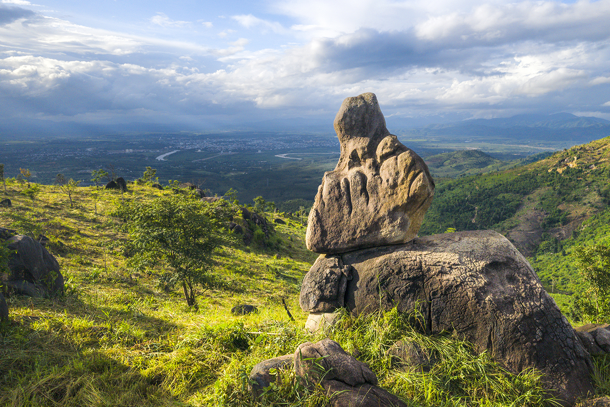 Một ngọn núi cao 1.152m ở Kon Tum có các hòn đá hình thù kỳ dị, vì sao nhiều người trẻ đang lên xem? - Ảnh 6.