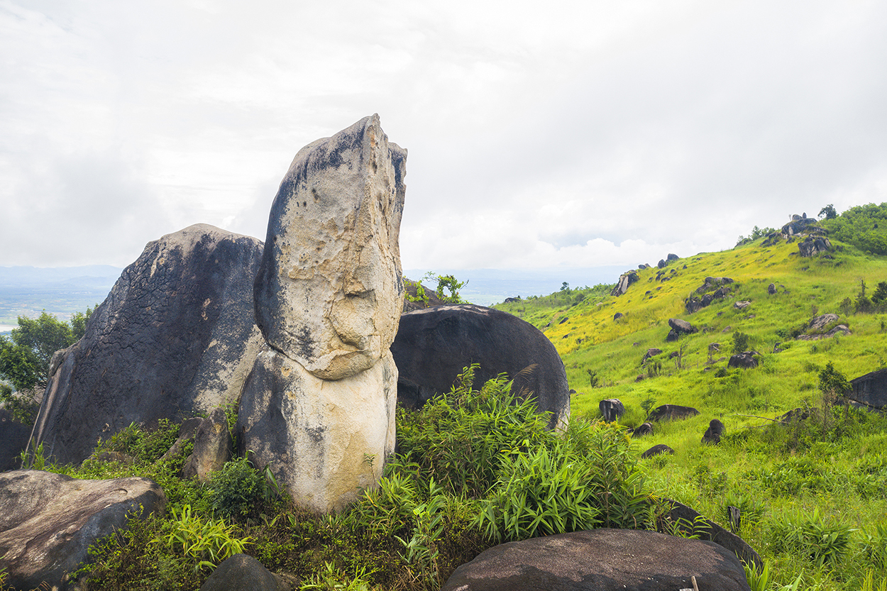 Một ngọn núi cao 1.152m ở Kon Tum có các hòn đá hình thù kỳ dị, vì sao nhiều người trẻ đang lên xem? - Ảnh 7.