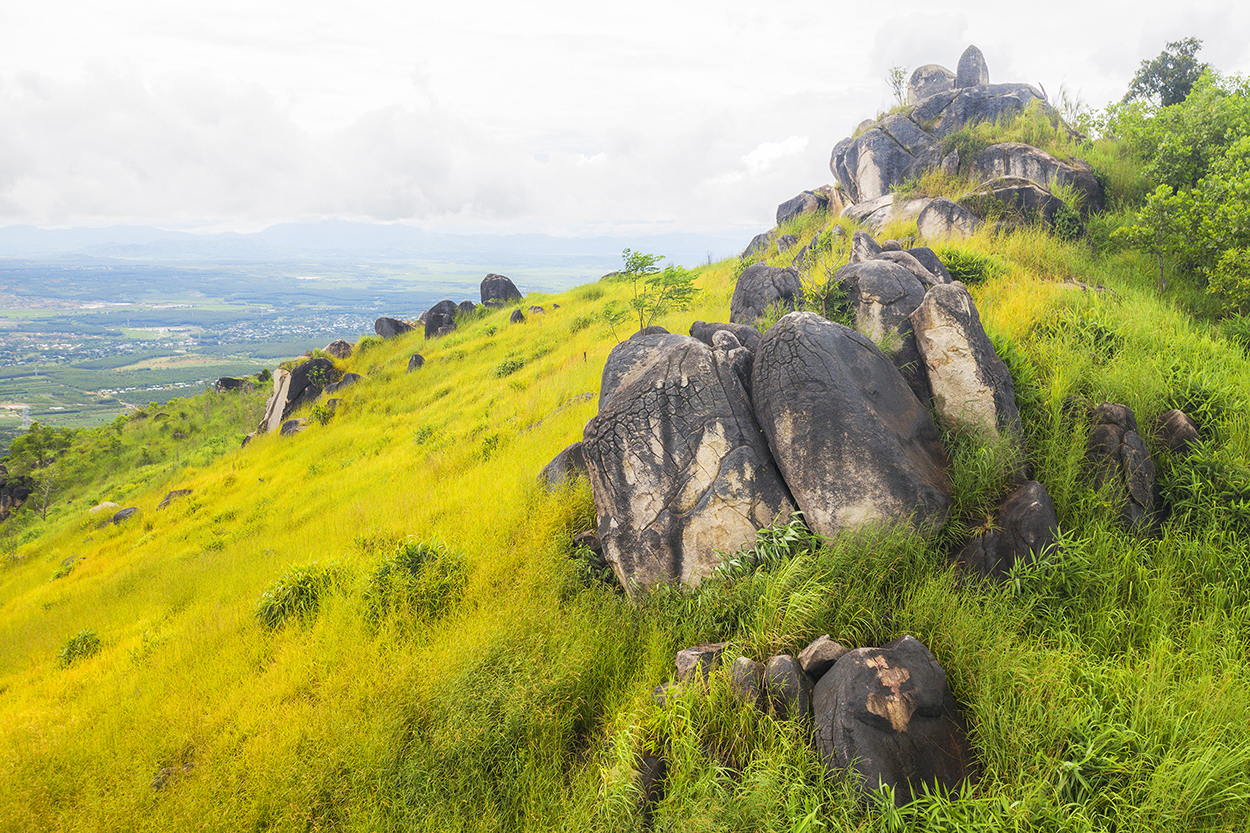 Một ngọn núi cao 1.152m ở Kon Tum có các hòn đá hình thù kỳ dị, vì sao nhiều người trẻ đang lên xem? - Ảnh 9.
