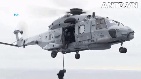 Toàn cảnh vụ lính đặc nhiệm Italy đổ bộ từ trực thăng SH-90A để giải cứu tàu hàng khổng lồ - Ảnh 11.